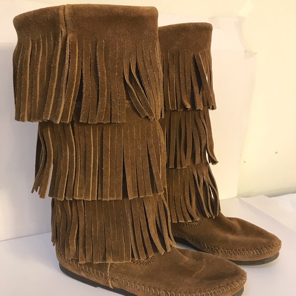 Minnetonka Shoes - Minnetonka Fringe Boots, size 6
